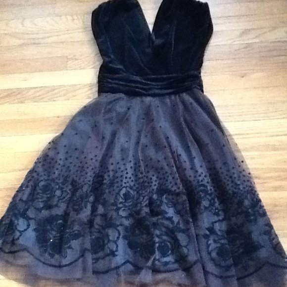 Gorgeous Black Velvet and Tulle Gown - Picture 7 of 7